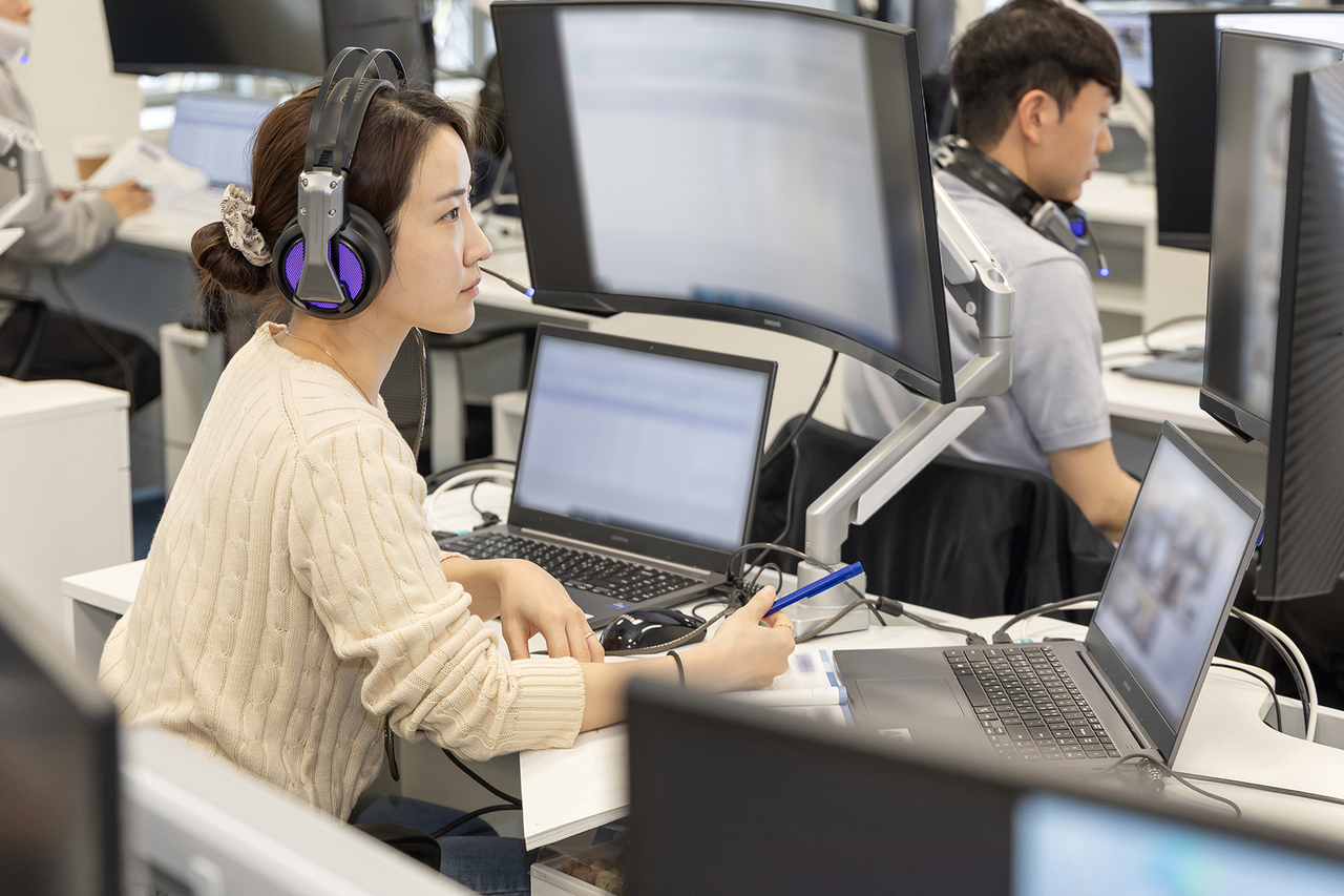 Job candidates take part in a pre-exam orientation at Samsung’s HR development facility in Yongin, Gyeonggi Province, on April 19, before sitting for the Global Samsung Aptitude Test, a standardized exam used in the company’s hiring process. Samsung remains the only one of South Korea’s top four conglomerates to continue large-scale open recruitment. (Samsung)