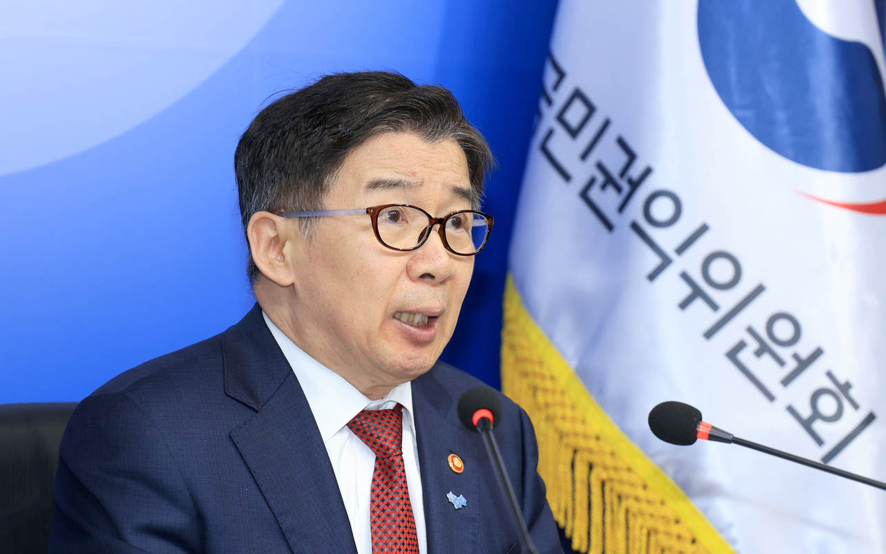 윤석열 전 대통령의 부인 김건희 여사와 연루된 이른바 ‘김건희 명품백’ 의혹 사건 실무를 책임졌던 故 김모 전 국민권익위원회(권익위) 부패방지국장 직무대리의 유서가 공개되면서 유철환(사진) 권익골드문 토토사이트 추천의 책임론이 불거지고 있다. 자료사진. [헤럴드db]
