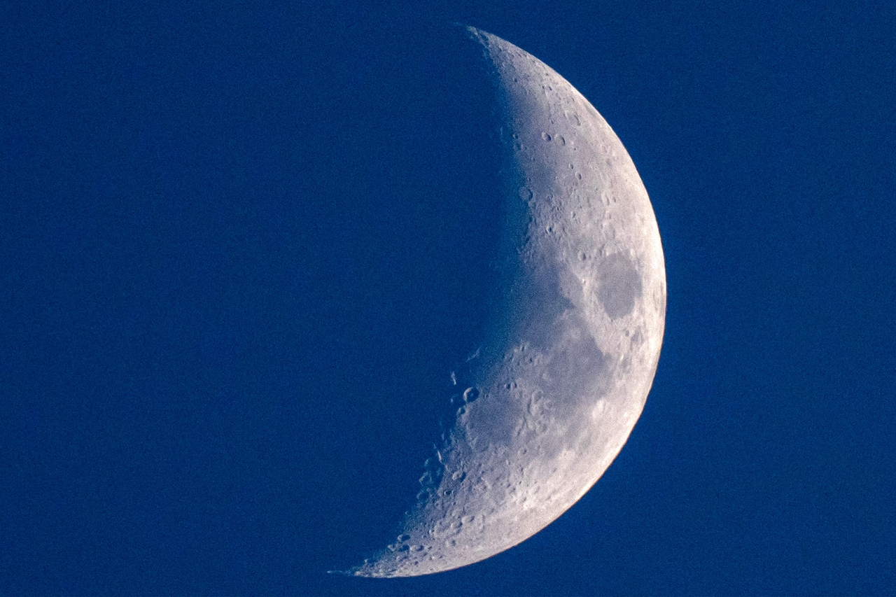 The waxing crescent moon rises over southern Iraq's Basra on July 30.   AFP-Yonhap