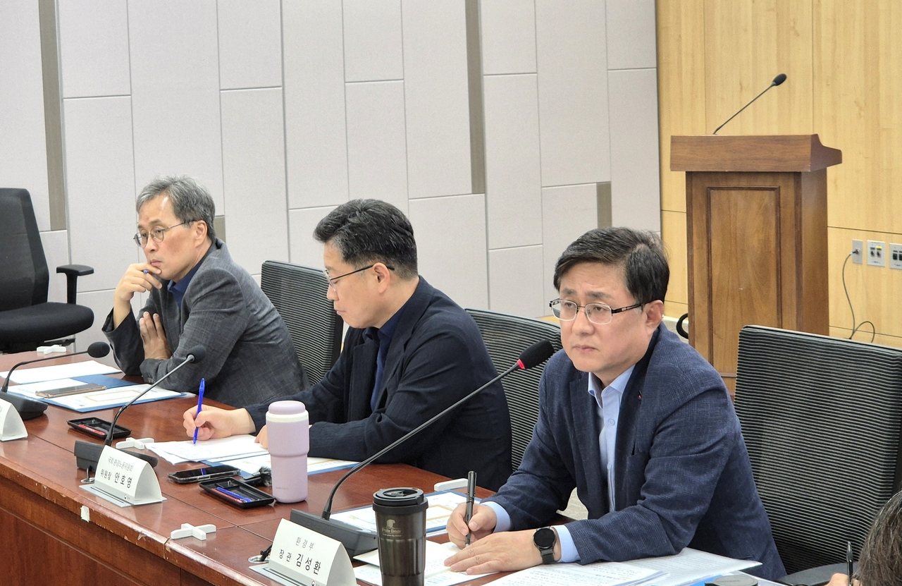 김성환 환경부 장관(사진 맨 오른쪽)이 6일 오후 국회의원회관에서 열린 가습기살균제 피해자 대표와의 간담회에서 참석자들의 의견을 경청하고 있다.[환경부 제공]