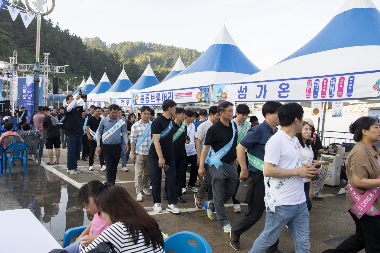 경북 울릉군이 최근 불거진 ‘비계 삼겹살’, ‘택시 바가지요금’ 논란과  관련, 관광 신뢰 회복을 위한 캠페인을 전개했다. [울릉군제공]