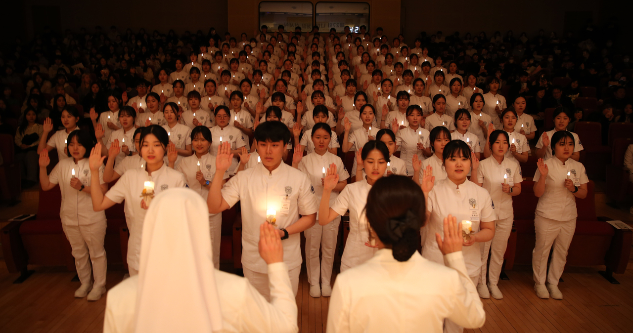 대구가톨릭대 간호대학 학생들의 나이팅게일 선서 장면.[대구가톨릭대 제공]