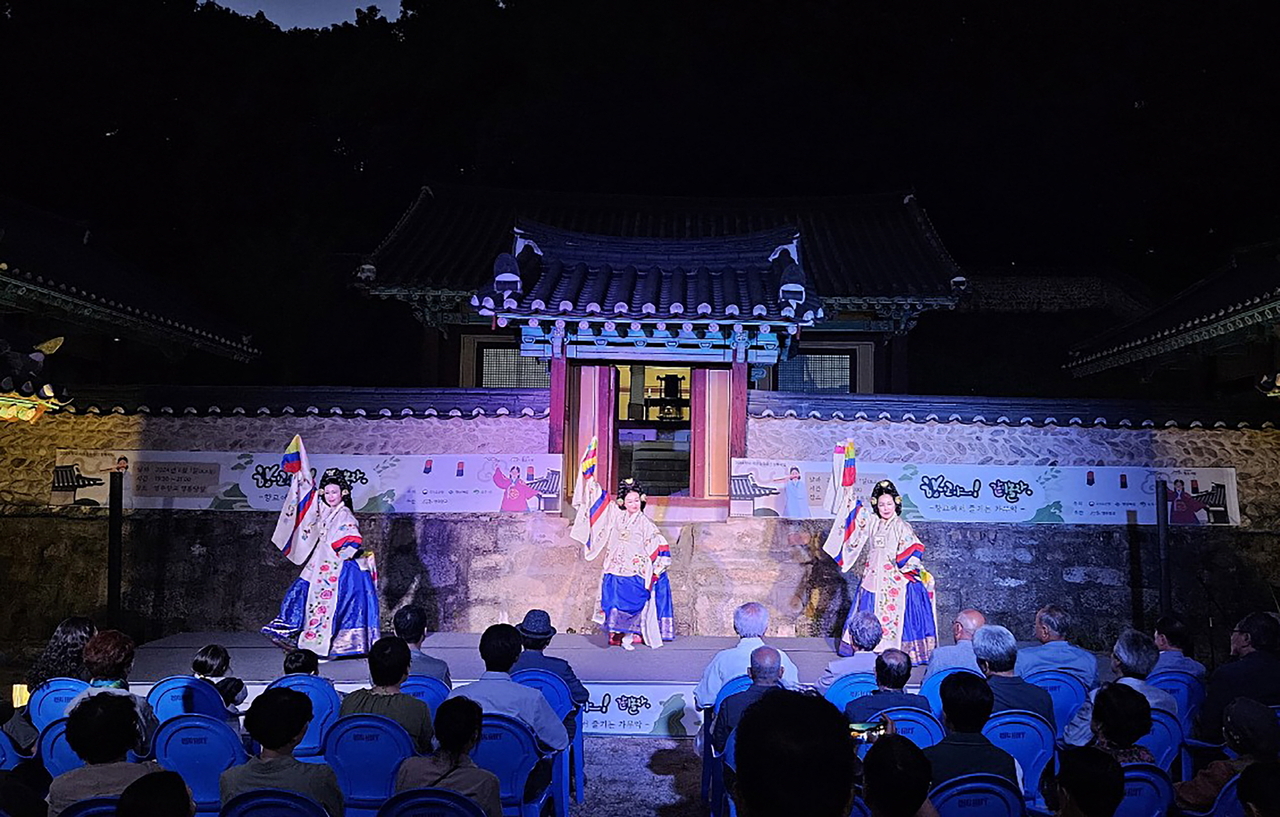 영주시가 오는 9일 오후 7시 30분 영주향교에서 시민과 관광객을 위한 문화공연 ‘향교에서 즐기는 선비들의 가무악’을 연다. 사진은 지난해 공연 모습. [영주시제공]