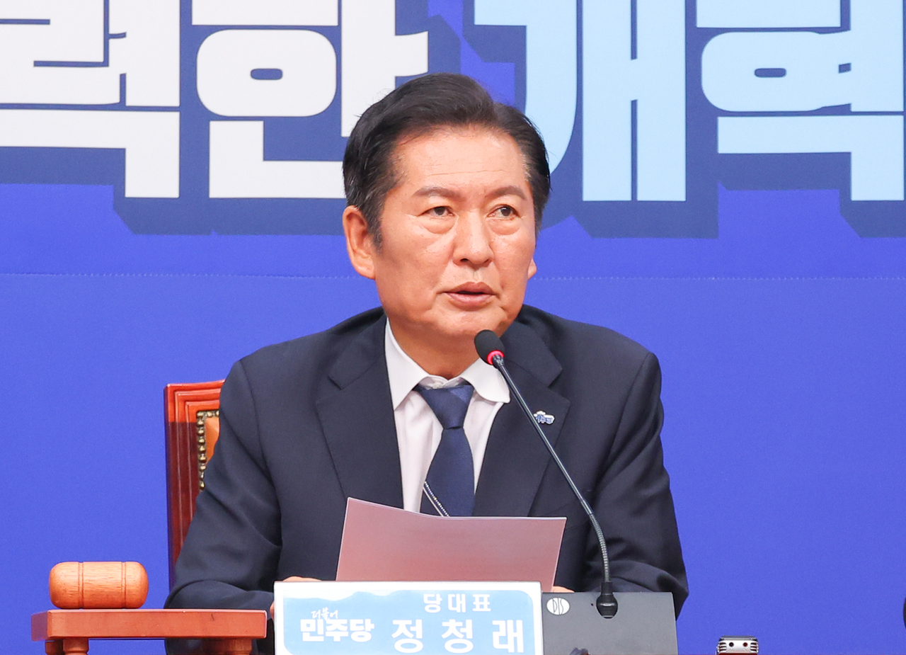 Jung Chung-rae, leader of the ruling Democratic Party, speaks during the party's supreme council meeting at the National Assembly in Seoul on Wednesday. (Yonhap)