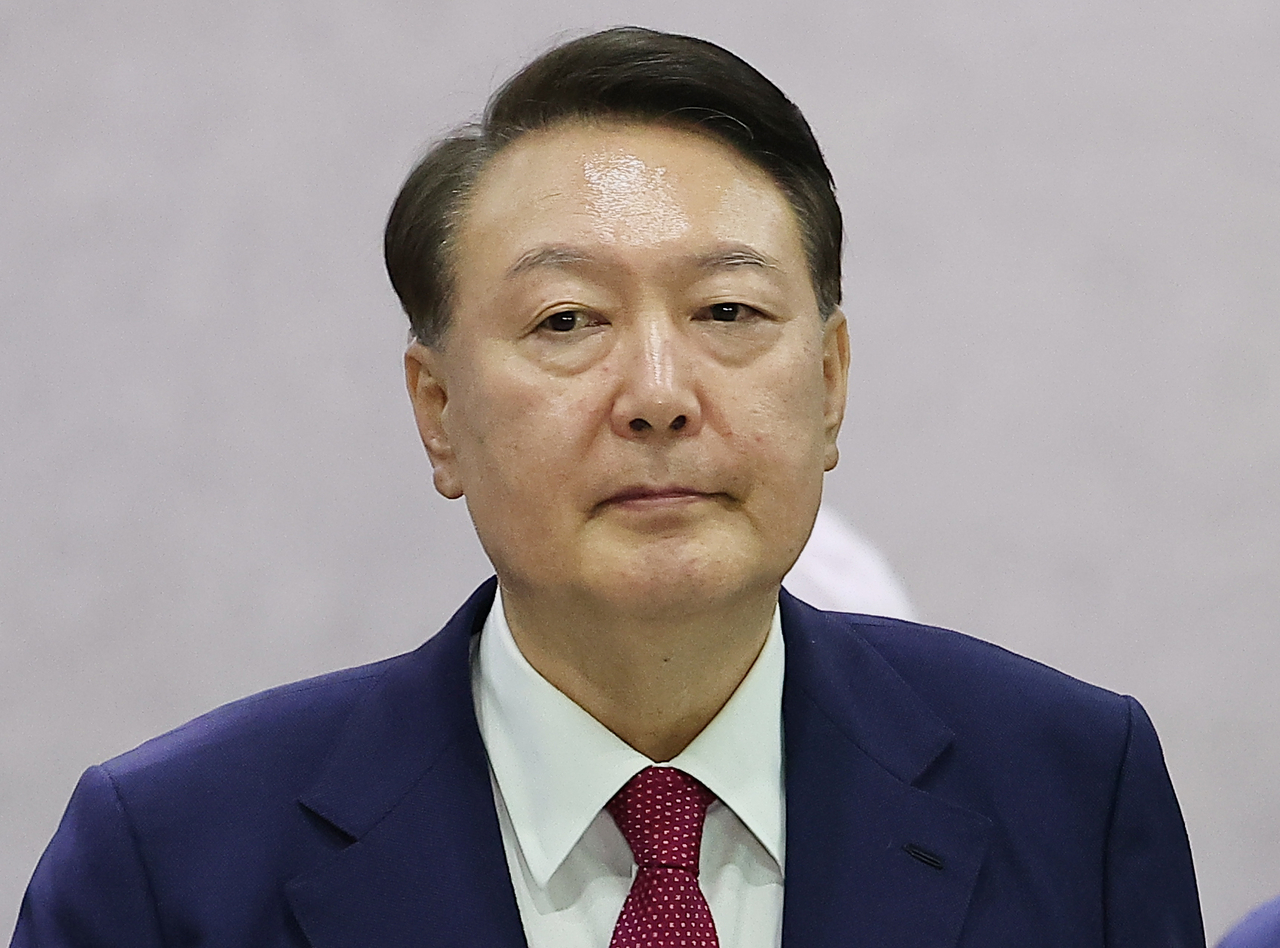 Former President Yoon Suk Yeol leaves the office of special counsel Cho Eun-suk, located within the Seoul High Prosecutors Office in southern Seoul, after questioning on July 6. (Yonhap)