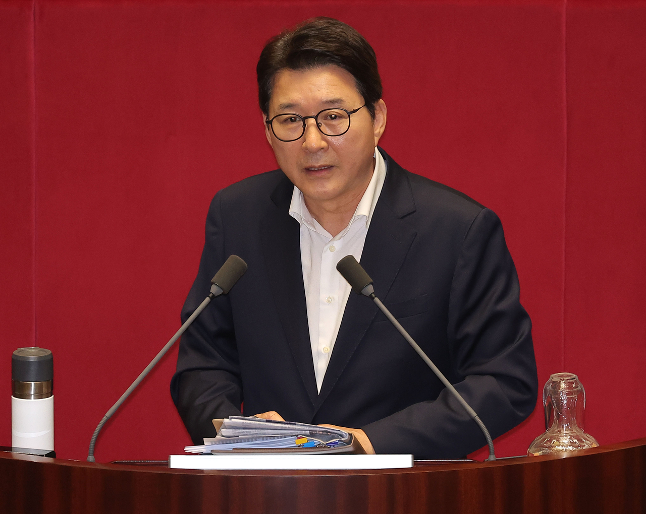Rep. Shin Dong-uk of the People Power Party speaks during a filibuster at the main hall of the National Assembly on Monday. (Yonhap)