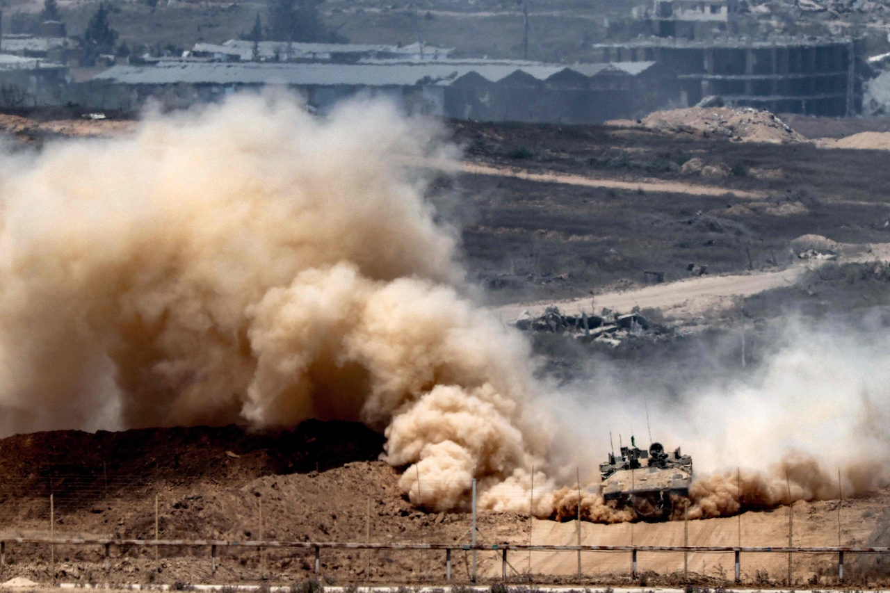 An Israeli army vehicle leaves a cloud of dust as it moves at a position along Israel's southern border with the Gaza Strip, Tuesday. (AFP-Yonhap)