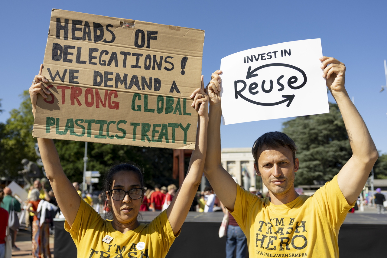 People show messages ahead of a United Nations meeting on global plastic pollution in Geneva, Switzerland, Monday. (EPA-Yonhap)