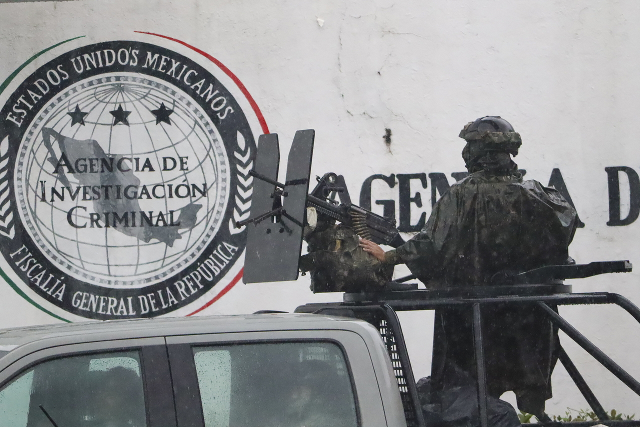 Members of the Navy guard the facilities of the Criminal Investigation Agency in Tapachula, Mexico, Tuesday. (EPA-Yonhap)