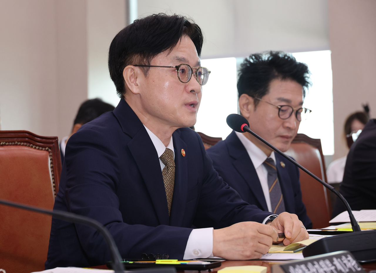 6일 서울 여의도 국회에서 열린 산업통상자원중소벤처기업위원회 전체회의에서 김정관 산업통상자원부 장관이 의원 질의에 답하고 있다. [연합]
