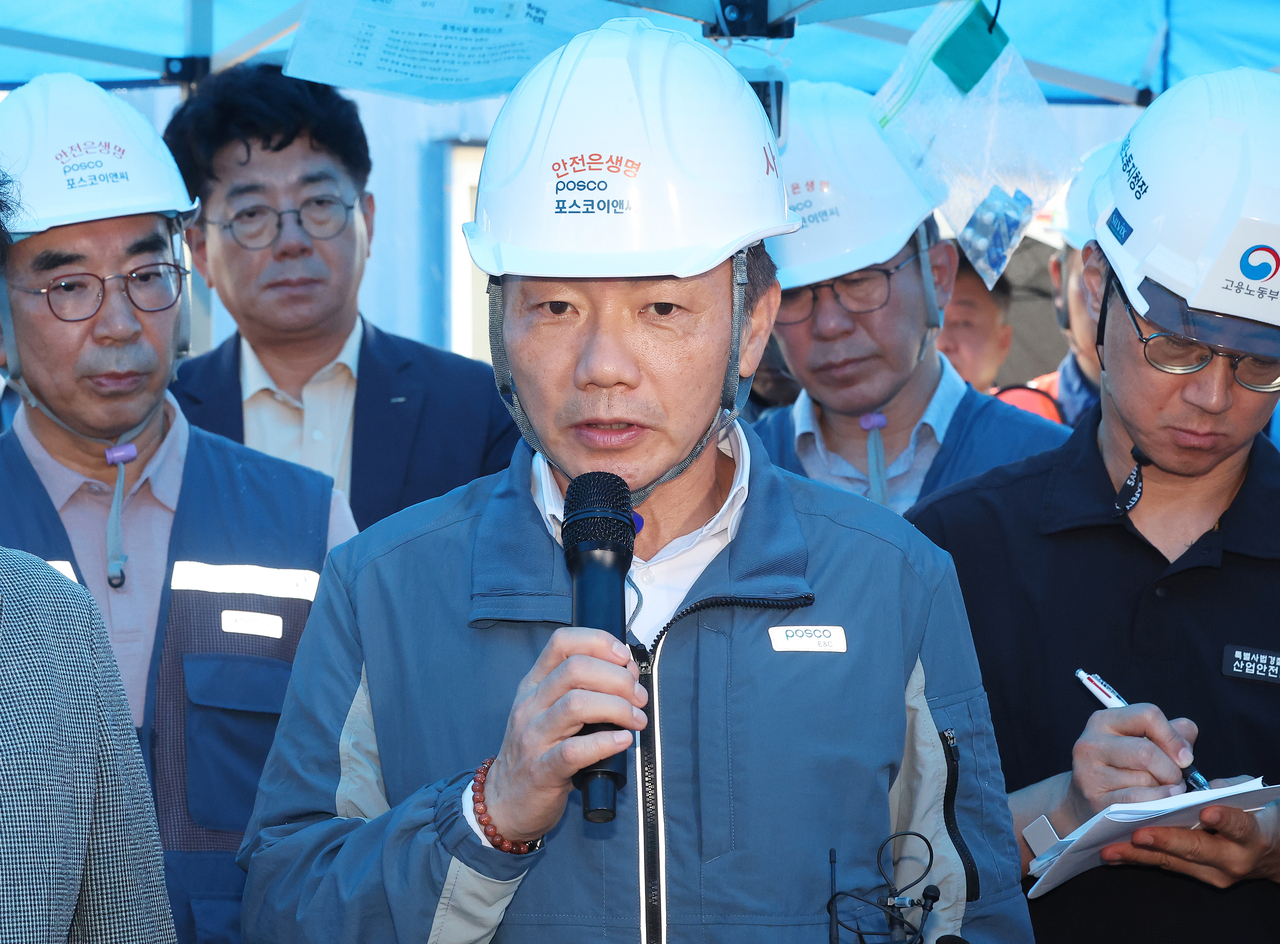 Song Chi-young (center), new CEO of Posco E&C, answers questions from Democratic Party officials during his visit to an expressway construction site in Gwangmyeong, about 20 kilometers south of Seoul, on Wednesday. (Yonhap)