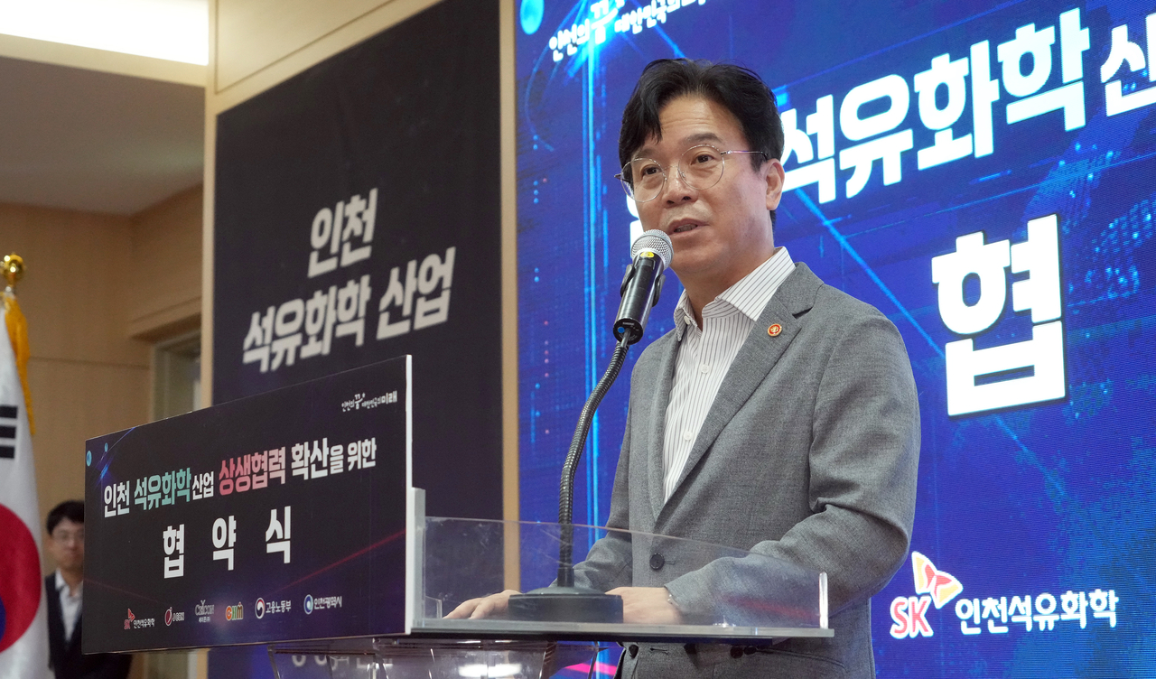 김영훈 고용노동부 장관이 6일 SK인천석유화학 본사에서 열린 인천-석유화학 산업 상생협력 확산을 위한 협약식에서 발언하고 있다. [고용노동부 제공]