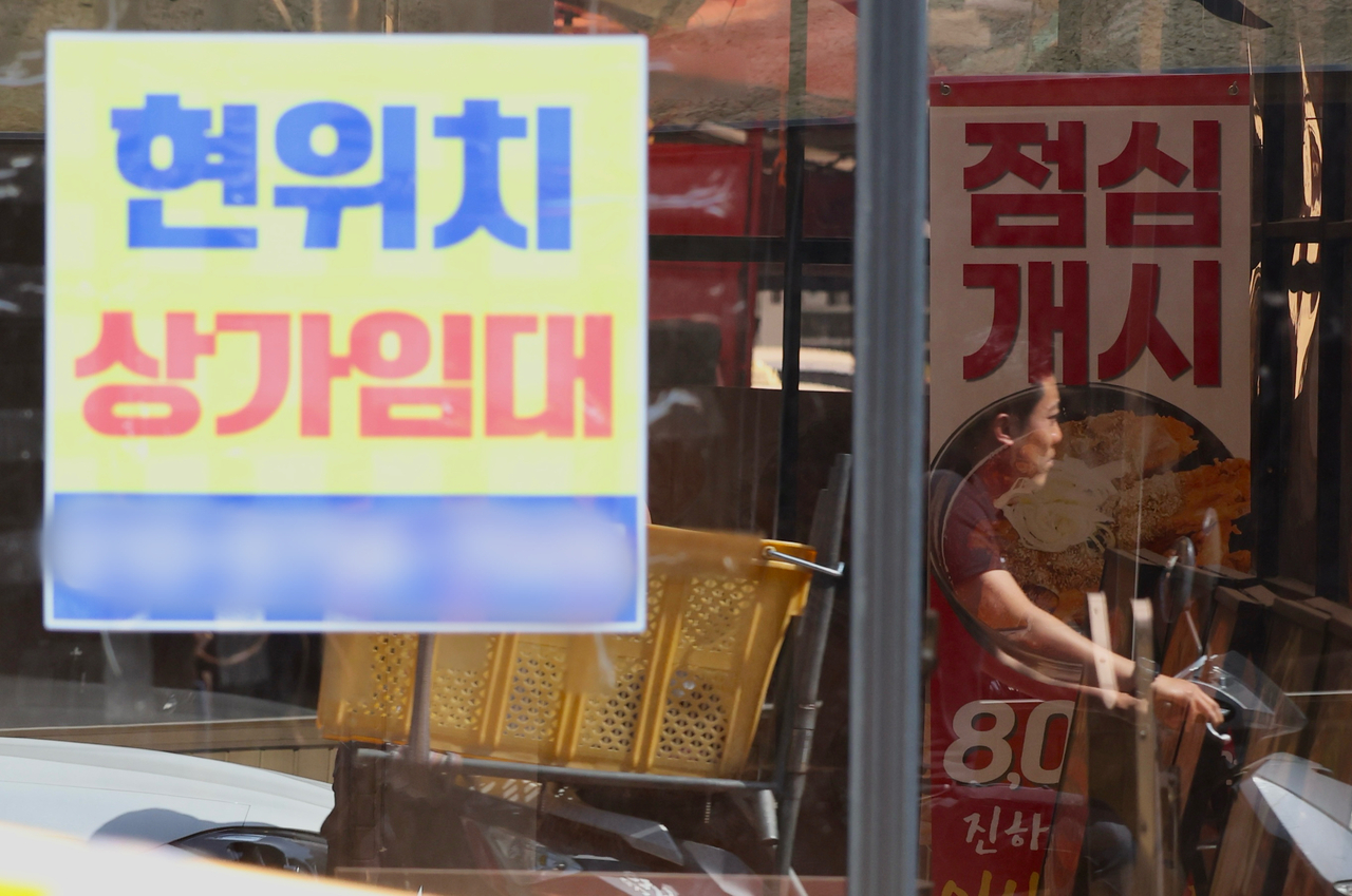 금융당국이 8일부터 새출발기금 업종제한 기준을 완화하고 대위변제에 따른 보증채무의 무담보채무 전환시 한도기준을 예외 적용하기로 했다. 서울 시내 한 음식점에 임대 현수막이 걸려있는 모습 [뉴시스]