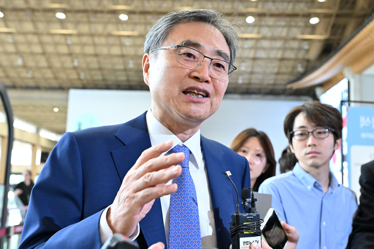 조현 외교부 토토사이트 하피이 지난달 29일 서울 김포국제공항 국제선에서 일본으로 출국하며 취재진의 질의에 답변하고 있다. 임세준 기자