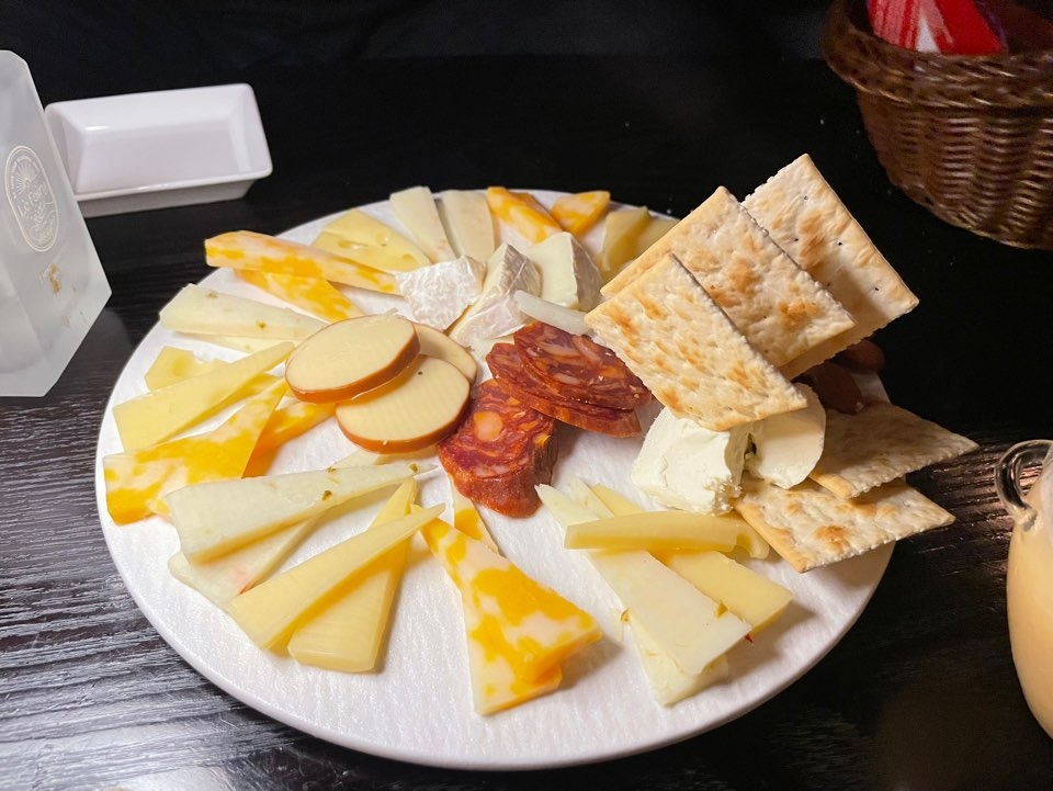 Assorted cheese platter served at Alice Cheongdam (Hong Yoo/The Korea Herald)