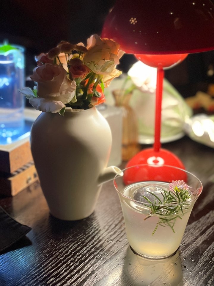 Face to Vase, a signature cocktail of Alice Cheongdam (Hong Yoo/The Korea Herald)
