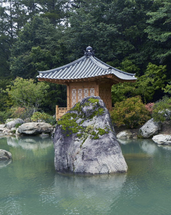 A pond at "The Elegance of Seonbi" zone inside Medongaule in Yangpyeong, Gyeoggi Province (Medongaule)