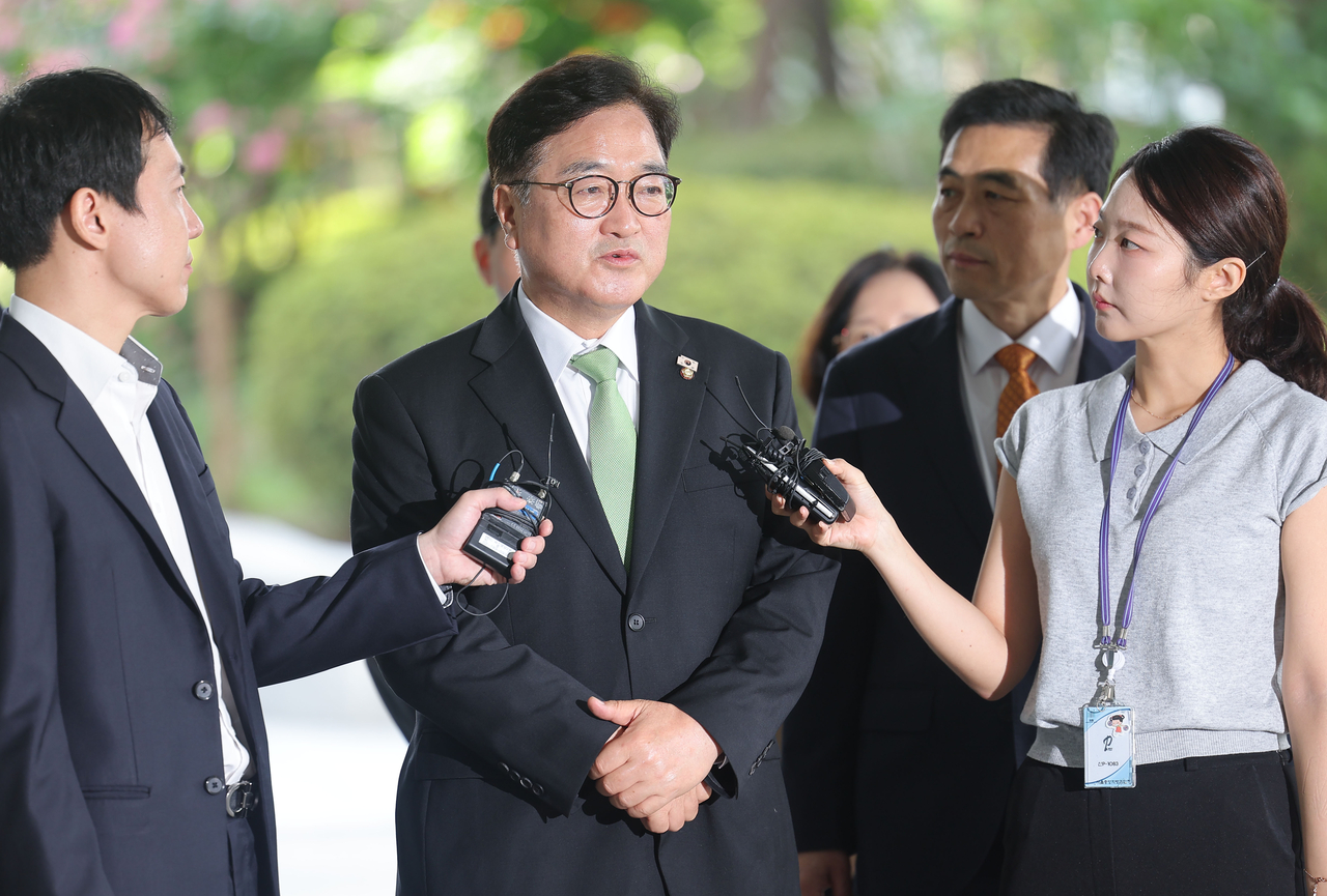 National Assembly Speaker Woo Won-shik (center) speaks to reporters before entering the office of special counsel Cho Eun-suk's team on Thursday, to be questioned as a witness about former President Yoon Suk Yeol's martial law declaration. (Yonhap)
