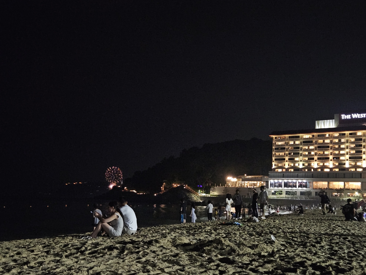Haeundae Beach in Busan by night on Saturday. (Park Yuna/The Korea  Herald)