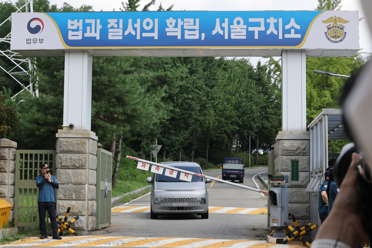 A vehicle carrying the special counsel team leaves the Seoul Detention Center in Uiwang, Gyeonggi Province, after failing to arrest former President Yoon Suk Yeol on Thursday. (Yonhap)