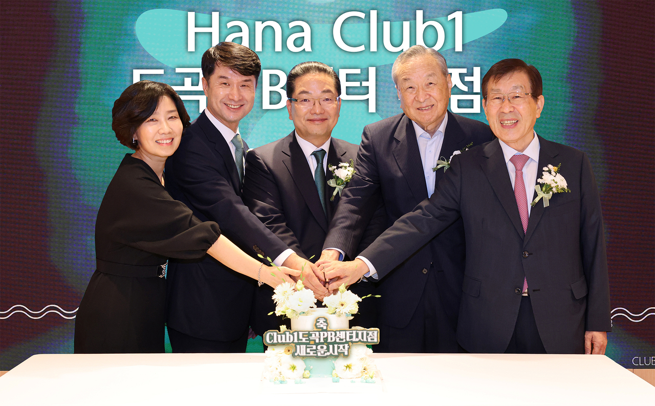최영미(왼쪽부터) 하나은행 Club1 도곡PB센터지점 Gold PB부장, 이원휴 하나은행 Club1 도곡PB센터지점장, 이호성 하나은행장, 이창규 DK메디칼솔류션 회장, 윤성복 하나금융나눔재단 이사(전 하나금융지주 이사회 의장) 등이 지난 6일 열린 ‘클럽1 도곡PB센터지점’ 개점식에서 케이크를 자르고 있다. [하나은행 제공]