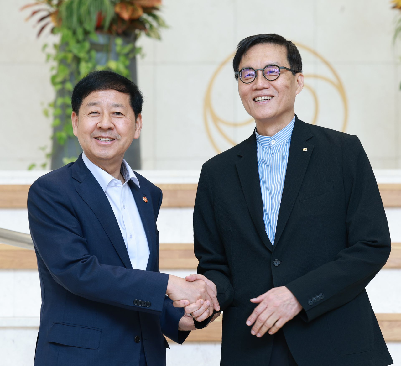 구윤철 부총리 겸 기획재정부 장관이 7일 서울 중구 한국은행 본점에서 이창용 한국은행 총재와 만나 면담했다. 구 부총리가 취임 후 공식적으로 한국은행을 찾아 이 총재와 만난 것은 이번이 처음이다. 구 부총리는 “제조업 중에서도 인공지능(AI) 자동차와 실리콘카바이드(SIC) 전력 반도체 등 구체적 아이템 위주로 경제정책방향을 만들어야 한다”고 강조했다. 이 총재도 “미국과 관세 협정이 한국 입장에서 볼 때 잘 돼 8월 통화정책방향회의의 큰 부담을 덜었다”며 “어려운 시점에 임명되자마자 이런 일(관세 협정)을 해줘서 다시 한번 감사하다”고 답했다. [한국은행 제공]