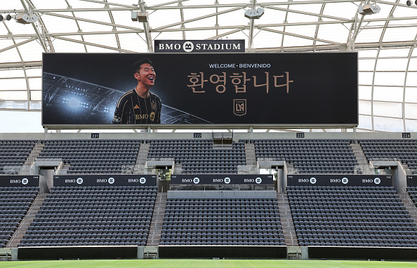 LAFC가 프리미어토토 공식 입단식을 가진 7일(한국시간) 홈구장 BMO 스타디움 전광판에 LAFC 유니폼을 입은 프리미어토토의 사진과 함께 환영 메시지를 띄웠다.   [게티이미지]