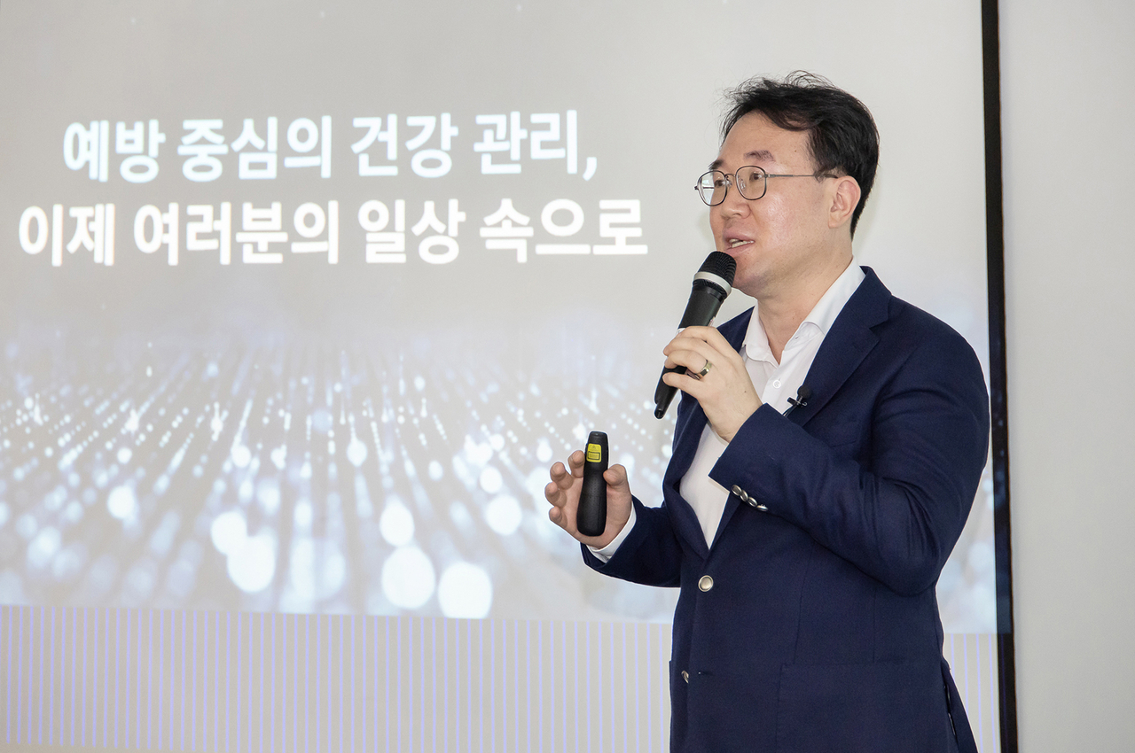 최종민 삼성전자 MX사업부 헬스 하드웨어 개발그룹 상무가 7일 서울 중구 태평로 삼성전자 기자실에서 열린 브리핑에서 웨어러블 센서 기술을 소개하고 있다.  [삼성전자 제공]