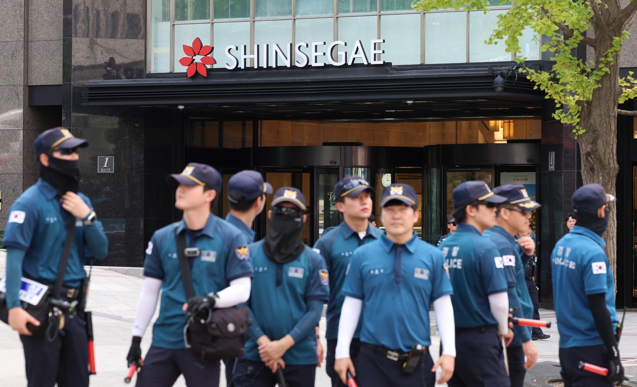 Police secure the area outside Shinsegae Department Store in Myeong-dong, central Seoul, on Tuesday afternoon, following a bomb threat reported to authorities. (Newsis)
