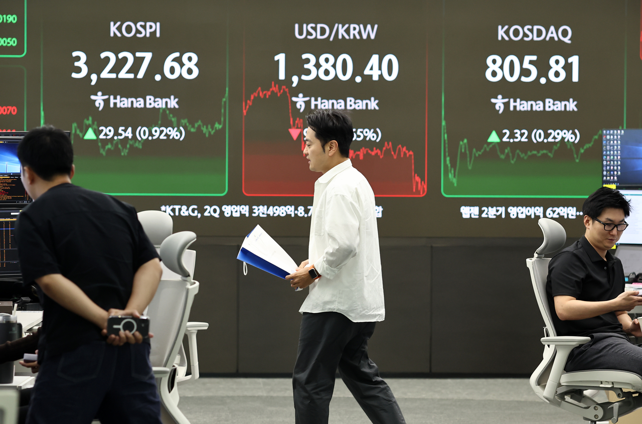 An electronic board showing the Korea Composite Stock Price Index at a dealing room of the Hana Bank headquarters in Seoul on Thursday. (Yonhap)