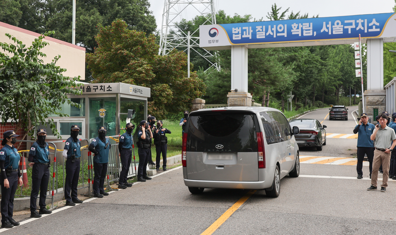 Special counsel Min Joong-ki's team enters Seoul Detention Center in Uiwang, just south of the capital, on Thursday, to execute a warrant to detain jailed former President Yoon Suk Yeol and bring him in for questioning over allegations of election meddling. (Yonhap)