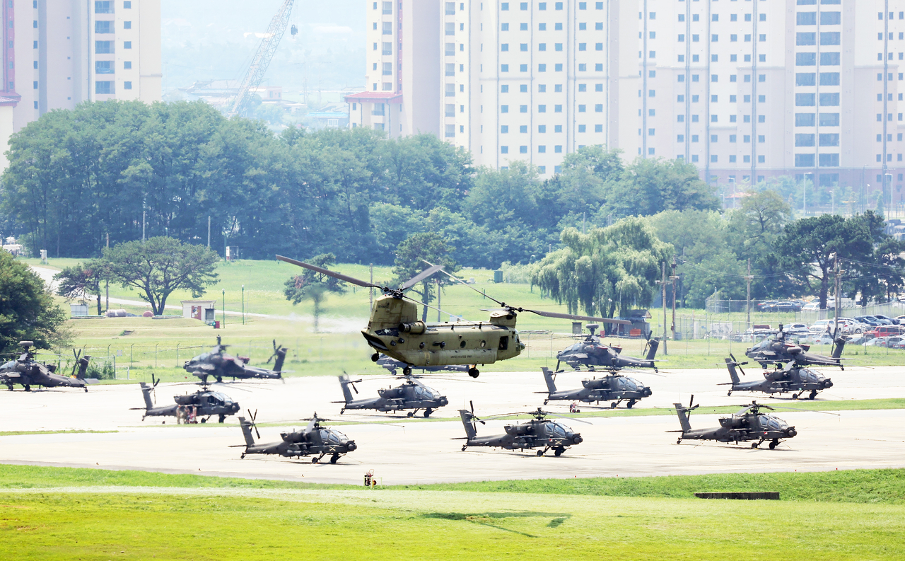 A Chinook helicopter flies over Camp Humphreys in Pyeongtaek, Gyeonggi Province in this photo taken on July 29. (Yonhap)