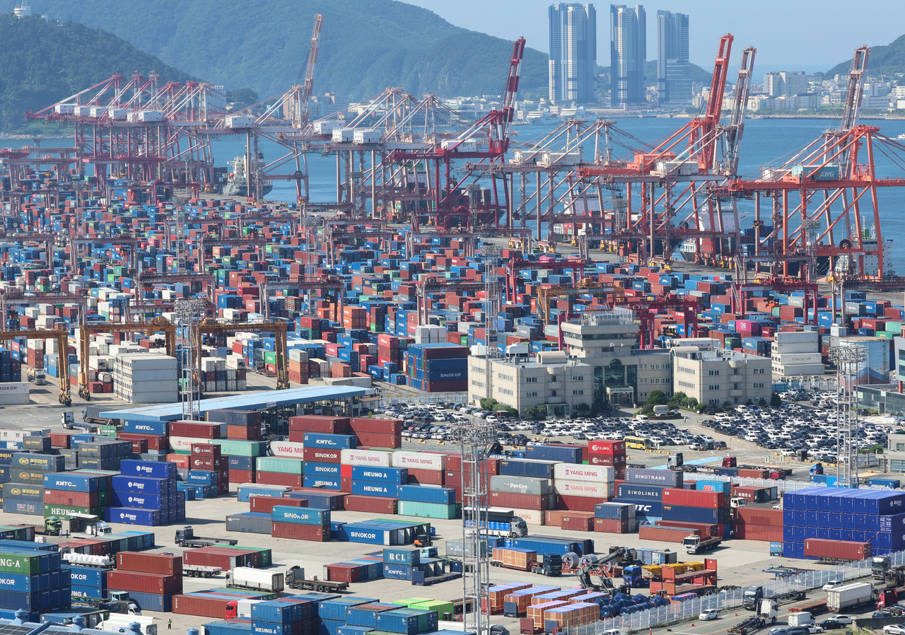 Containers are waiting to be shipped at a port in the southeastern city of Busan on July 31. (Yonhap)