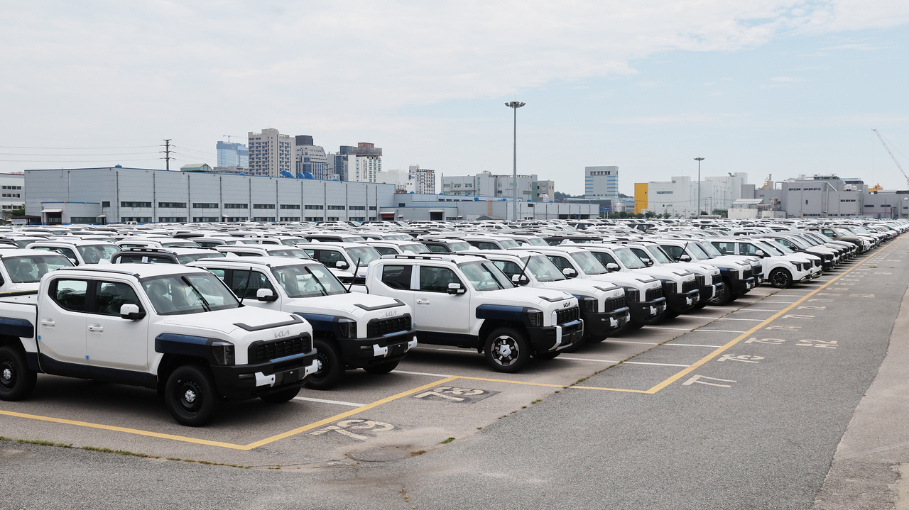 Export-bound vehicles are parked at Pyeongtaek Port in Gyeonggi Province on July 31. (Yonhap)