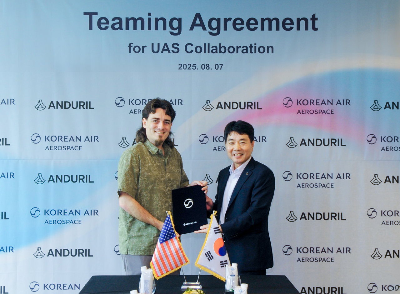 Lim Jin-kyu (right), senior vice president of Korean Air's aerospace division, and Palmer Luckey, founder of Anduril, pose for a photo during an agreement signing ceremony at the Four Seasons Hotel in Seoul on Thursday. (Korean Air)