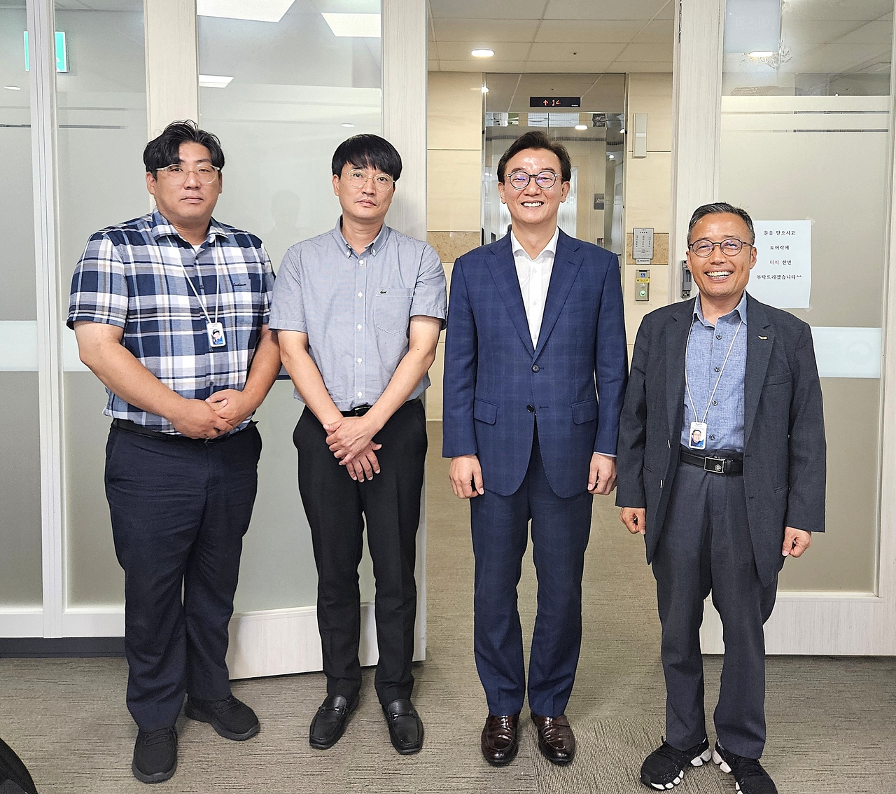 7일 해양수산부 산하 제1차 공공기관장 회의에 참석한 김외철 관장(오른쪽 첫 번째)이 전재수 해수부 장관(오른쪽 두 번째) 등과 함께 기념사진을 찍고 있다. [과학관 제공]