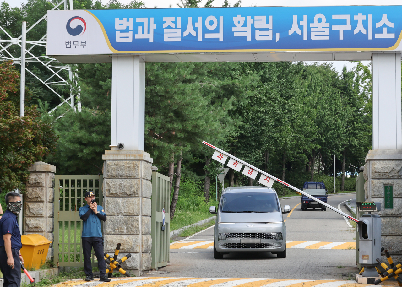 A vehicle carrying members of the special counsel team investigating Kim Keon Hee leaves the Seoul Detention Center on Thursday, after their second attempt to arrest Yoon failed earlier in the day. (Yonhap)