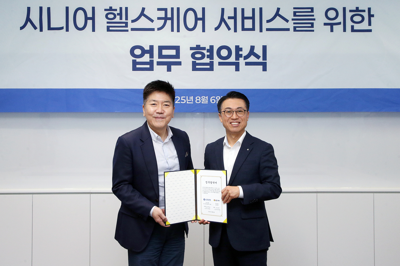 강대오(오른쪽) 신한은행 자산관리솔루션그룹장과 김진태 GC케어 대표가 협약식에서 기념촬영하고 있다. [신한은행 제공]