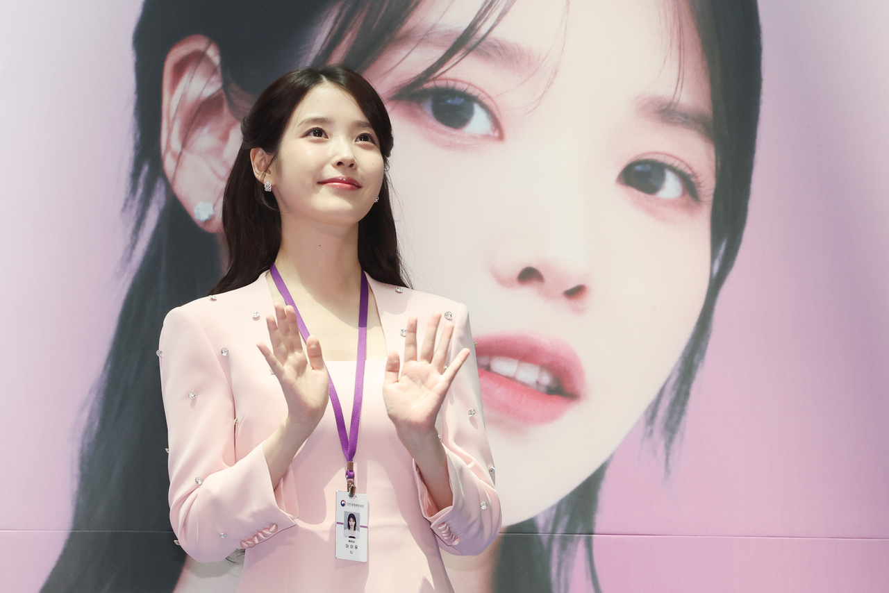 프리미어토토 지난달 25일 인천국제공항 제1여객터미널에서 열린 인천공항세관 홍보대사 위촉식에서 팬들을 향해 인사하고 있다. [연합]