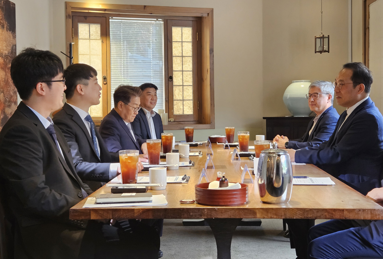 지난달 31일 서울 중구 모처에서 2차 수련협의체 회의가 열리고 있다. 이날 회의에 보건복지부에서는 김국일 보건의료정책관과 방영식 의료인력정책과장이, 의료계에서는 유희철 수련환경평가위원회 위원장, 김원섭 대한수련병원협의회장, 박중신 대한의학회 부회장, 한성존 대한전공의협의회 비상대책위원장, 김동건 대전협 비대위원이 참석했다.[연합]