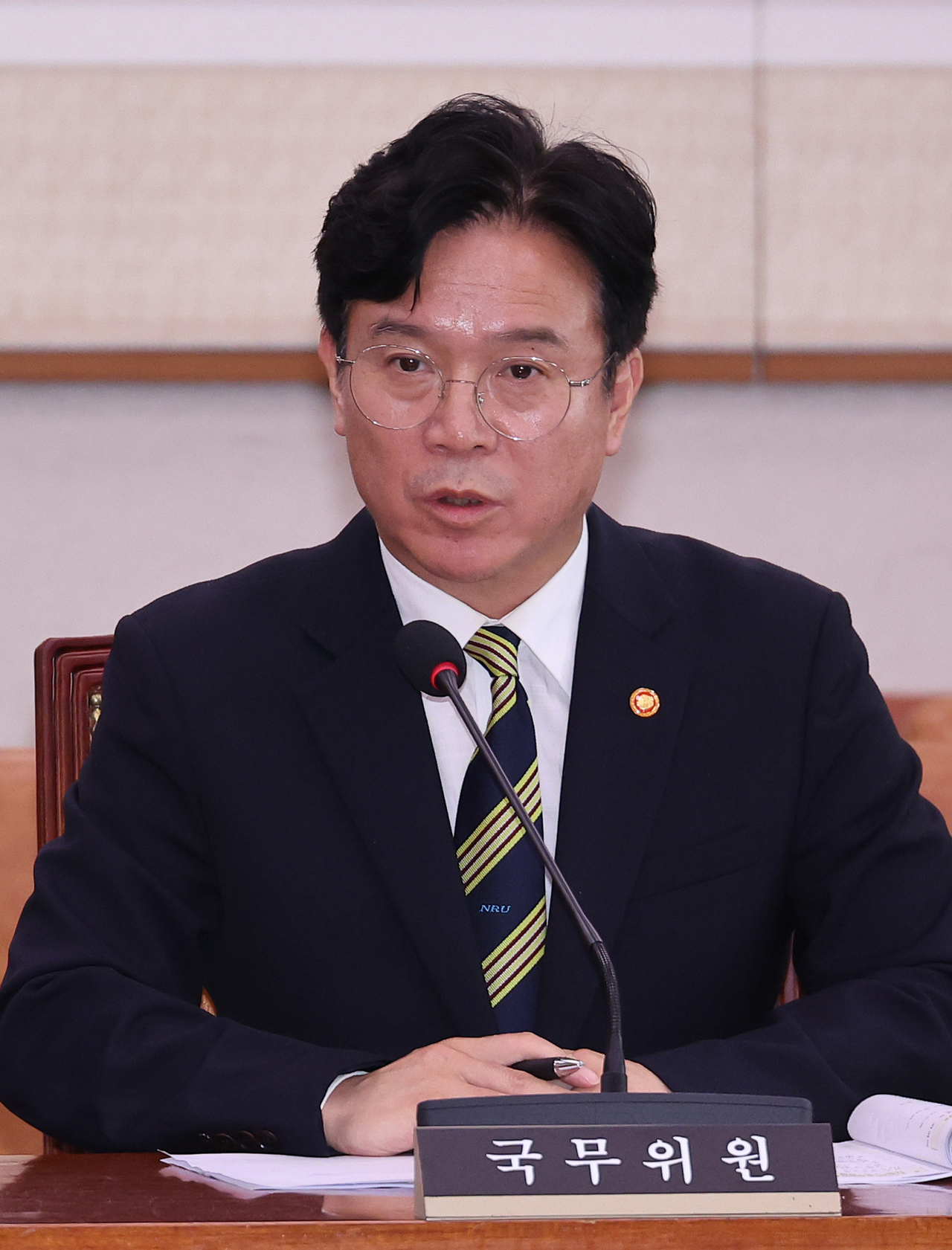 1일 서울 여의도 국회에서 열린 법제사법위원회 전체회의에서 김영훈 고용노동부 장관이 의원 질의에 답하고 있다. [연합]