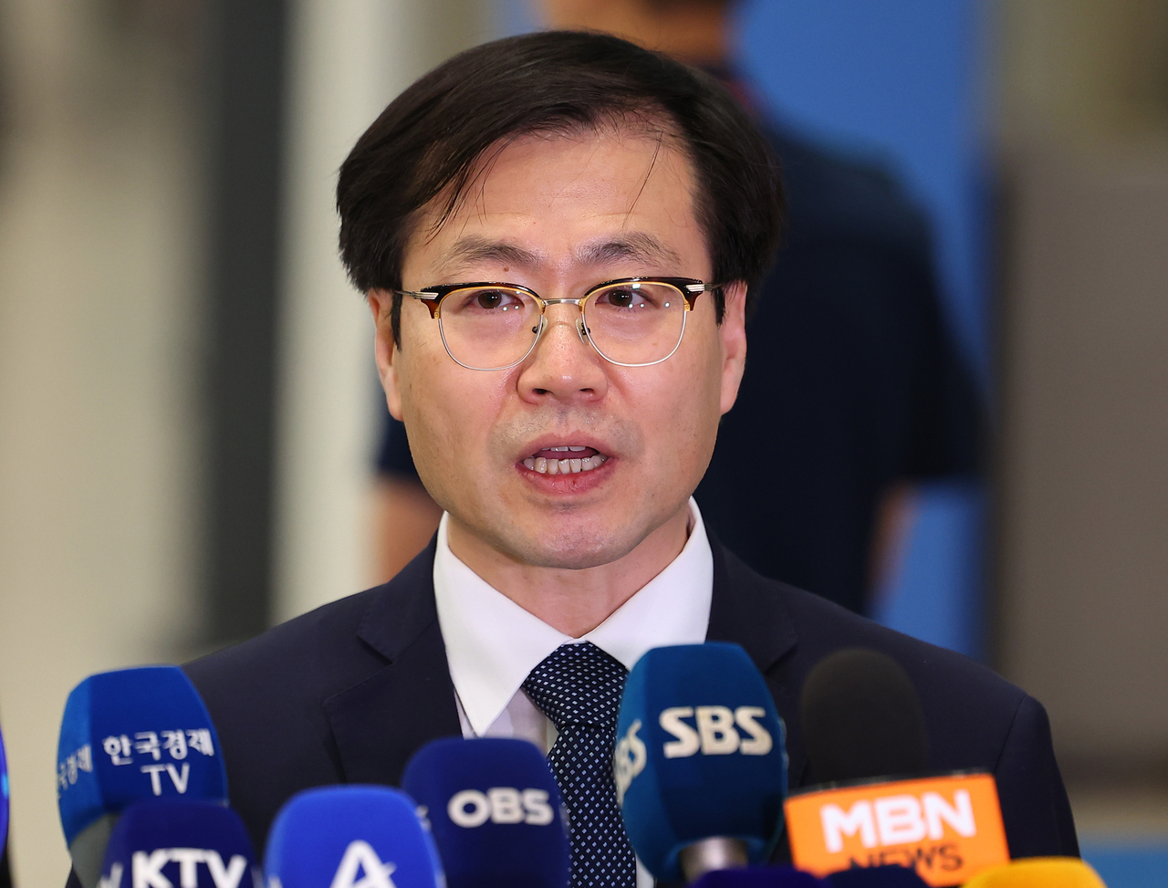미국과의 무역협상을 마친 여한구 통상교섭본부장이 지난  1일 인천국제공항 제2여객터미널을 통해 귀국해 취재진 질문에 답하고 있다. [연합]