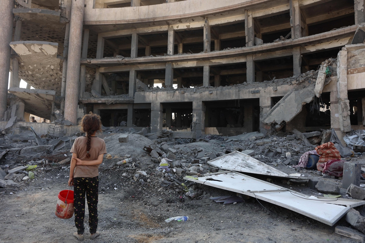 A Palestinian girl reacts to the destruction after an overnight strike on the Sheikh Radwan Health Center in the north of Gaza City, Wednesday. (AFP-Yonhap)