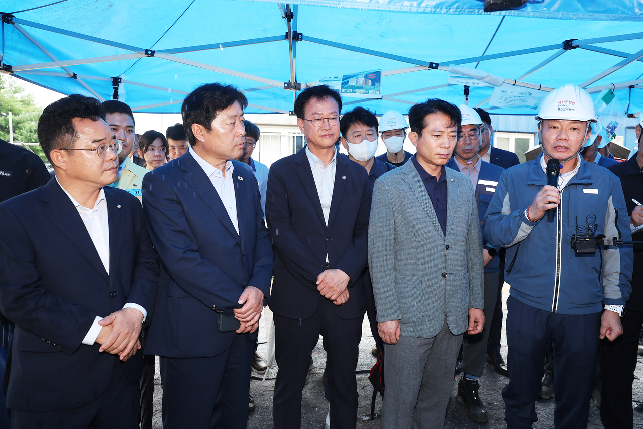6일 더불어민주당 을지로위원회 민병덕 위원장과 위원들이 지난 4일 작업자가 중상을 입고 의식불명에 빠진 사고가 발생한 경기도 광명시 포스코이앤씨 고속도로 건설공사 현장을 찾아 송치영 포스코이앤씨 사장의 설명을 듣고 있다. 지난 4일 미얀마 국적의 30대 남성 근로자 A씨가 지하에 설치된 양수기 펌프가 고장을 일으키자 점검하기 위해 아래로 내려갔다가 감전 사고를 당해 심정지 상태로 병원에 이송됐다.  [연합]