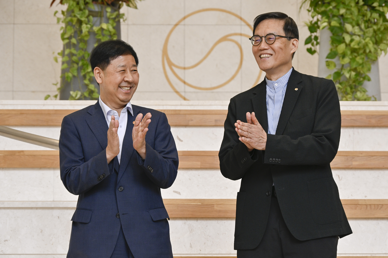 구윤철 경제부총리 겸 기획재정부 장관과 이창용 한국은행 총재가 7일 서울 중구 한국은행에서 박수를 치고 있다. [연합]