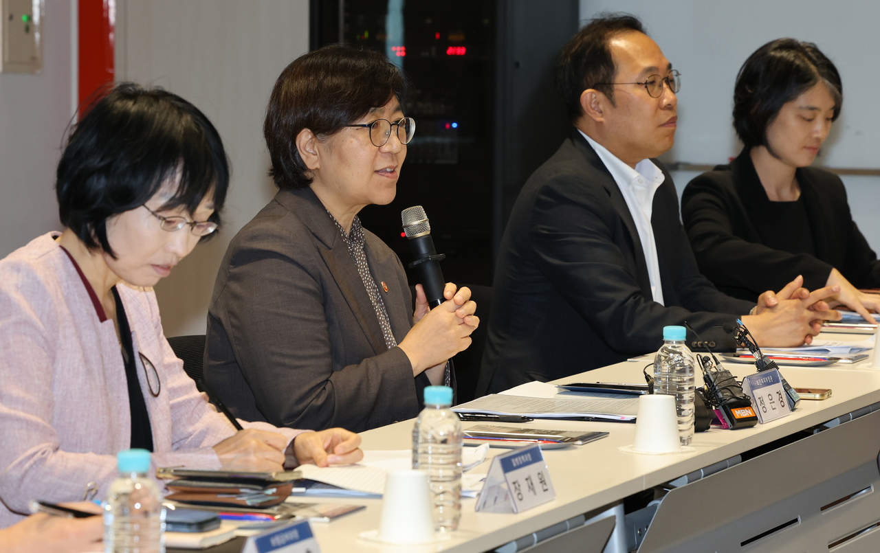 정은경 보건복지부 장관이 7일 서울 강남구 삼성생명 일원역빌딩에서 열린 ‘환자·소비자단체 현장 간담회’에서 인사말을 하고 있다.[연합]