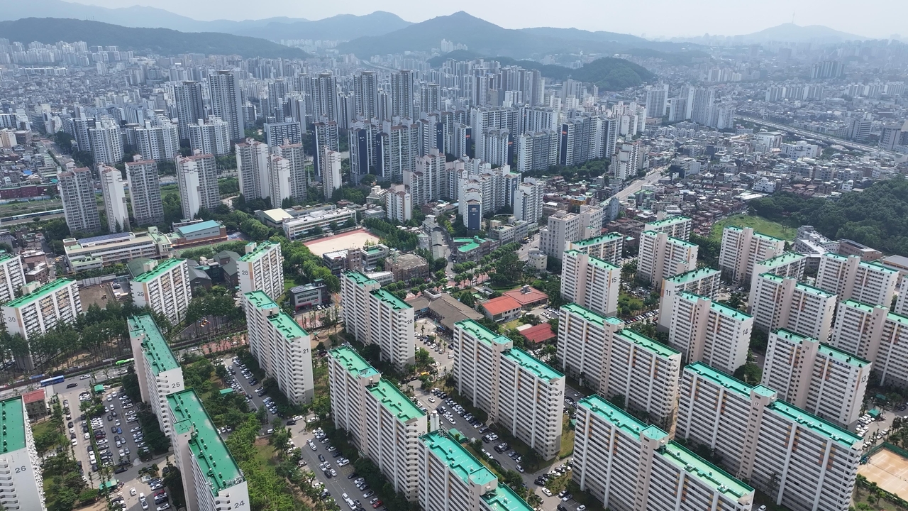 이재명 대통령의 주택연금제도 확대 추진 공약이 주택연금 시장 활성화의 중요한 계기가 될 수 있을지 관심이 모아지고 있다. 사진은 드론으로 바라본 서울 마포구, 은평구 아파트의 모습. [헤럴드DB]