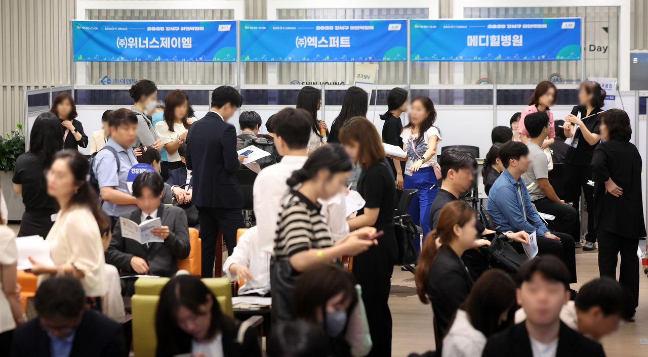 Job seekers receive employment consultations at the 2025 Gangseo-gu Job Fair, held at Seoul Startup Hub M+ in Magok, Gangseo District, Seoul, on June 26. (Newsis)