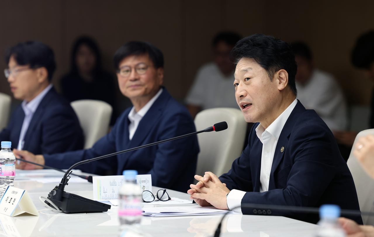 Second Vice Industry Minister Lee Ho-hyeong (right) speaks at a meeting with solar panel manufacturers in Seoul on Aug. 1. (Ministry of Trade, Industry and Energy)