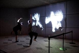 사용자의 움직임에 반응하는 미디어아트이다